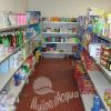 Scaffali di supermercato con prodotti per la casa e alimenti in barattolo.