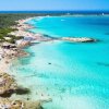Spiaggia con acqua turchese vista dall'alto.