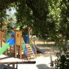 Parco giochi colorato con scivoli e sabbia.