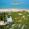 Vista aerea di un resort con piscina vicino alla spiaggia e al mare.