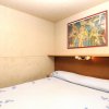Camera con letto matrimoniale e copriletto blu.