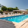Piscina all'aperto con sedie a sdraio.