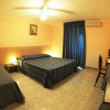 Stanza d'hotel con letto matrimoniale e singolo.