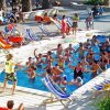 Persone in piscina partecipano a una classe di aquagym.
