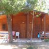 Casetta di legno con sedie e asciugamani fuori.
