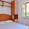 Camera da letto con finestra e letto matrimoniale.